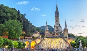 Lourdes, ville sacrée au pied des Pyrénées